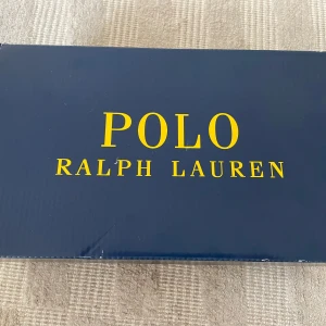 Svarta sneakers från Polo Ralph Lauren - Snygga svarta sneakers från Polo Ralph Lauren med diskret logga på sidan. Skorna har snörning och en slitstark sula med bra grepp. Perfekta för en stilren look.