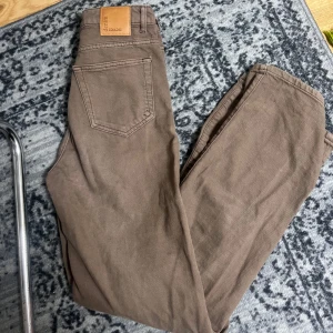 Bruna jeans från bikbok - Snygga bruna jeans från bikbok, använd fåtal gånger men används ej längre då den inte passar mig längre 