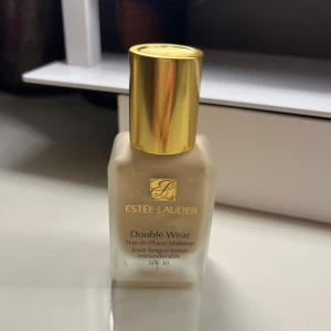Estée Lauder Double Wear Foundation - Estée Lauder Double Wear Stay-in-Place Makeup i nyansen 1N0 Porcelain. Denna foundation har SPF 10 och ger en långvarig, hållbar finish. Perfekt för en jämn och naturlig look. Använt fåttal gånger, så det är mycket kvar! 