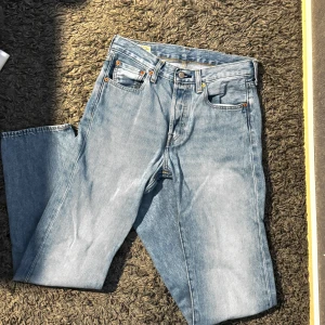 Blå jeans 501 Levi's - Snygga blå jeans från Levi's. Köpta på Levis i göteborg för 1150kr. Använda väl och inga skador på de. Säljs i bra skick