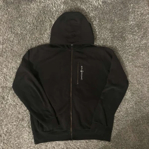 Svart hoodie från Sail Racing - säljer nu en sail racing zip som köptes för 3 månader sen. tröjan är i topp skick utöver lite slitage på slutet av ena armen och att en del av dragkejan har låssnat köptes för 1500 säljer nu för 499