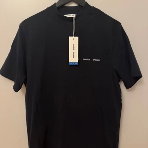 Samsøe Samsøe t-shirt - Helt sprillans ny, snygg mörkblå t-shirt från Samsøe Samsøe! 