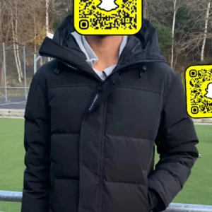 Svart pufferjacka från Canada Goose - Säljer en svart pufferjacka från Canada Goose. Jackan har en quiltad design med långärmade ärmar och en dragkedja framtill. Perfekt för kalla dagar med sin varma och stilrena look. Priset är ej hugget i sten, går att diskutera för en snabb affär. (Bjuder på frakt om man köper för full pris)👊🏼💪