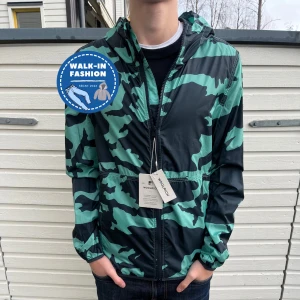 Woolrich windbreaker (HELT NY) - Tja! Säljer nu denna sprojlans nya samt extremt sällsynta woolrich windbreaker. Limited edition finns endast 50 i världen. Skick ; 10/10 alla lappar kvar. 