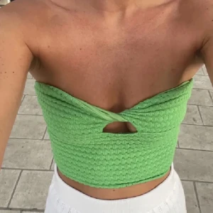 Grön ribbad tubtopp - Super fin grön tub topp som passar perfekt till sommaren. (Inte min bild)