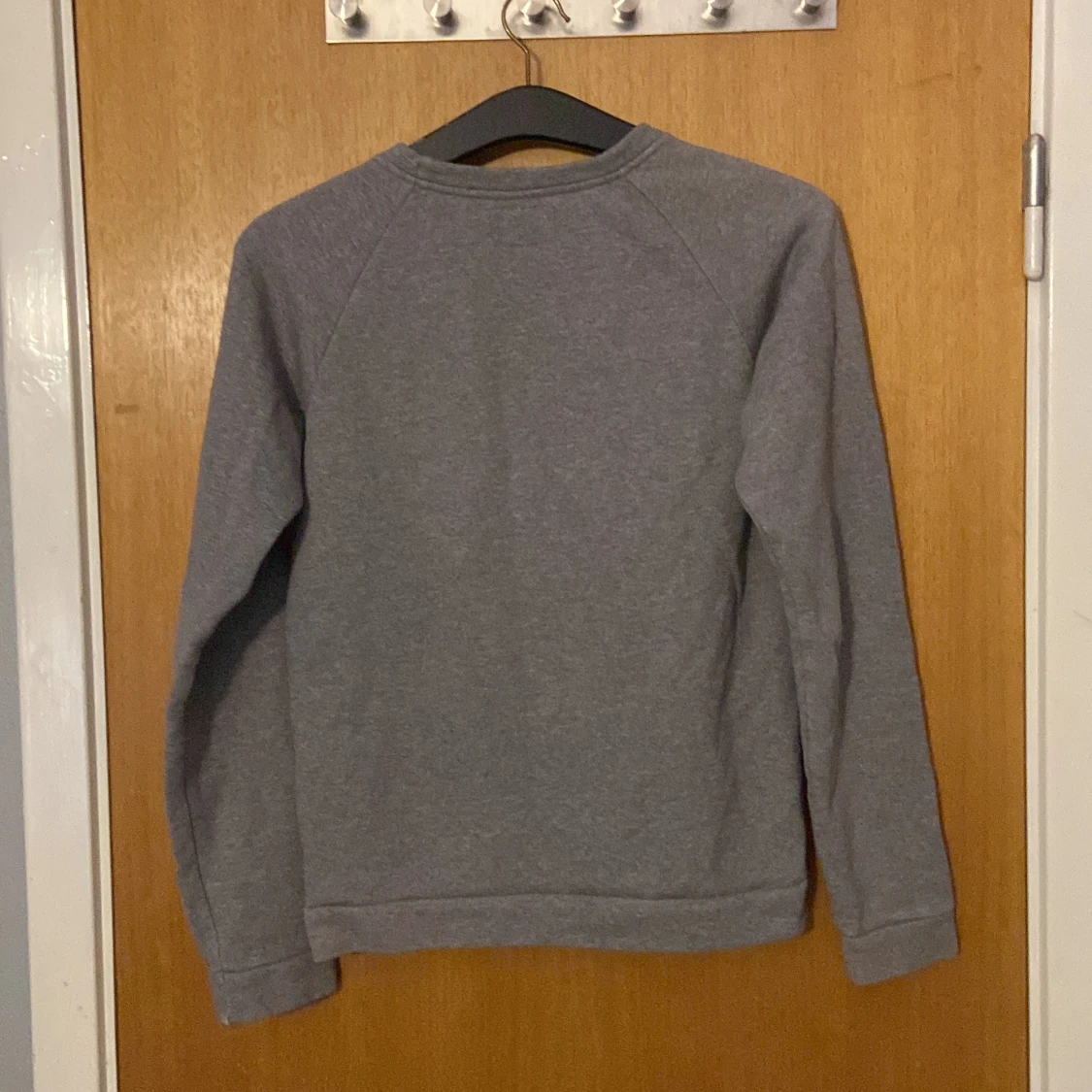 Grå sweatshirt från LESS STHLM - 90