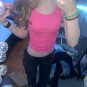 Rosa ribbad linnetopp från Gina Tricot - Säljer en snygg rosa ribbad linnetopp från Gina Tricot. Perfekt för varma dagar med sin ärmlösa design och sköna passform. Toppen är i en härlig rosa färg som verkligen poppar!