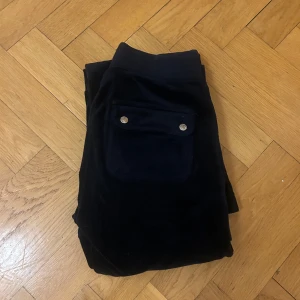 Mörkblåa juicy byxor!! - Säljer dessa mörkblå juicy byxorna då de inte längre kommer till användning! De är använda men har inga större defekter! Pris går att diskutera💕Säljer BARA byxorna och tyvärr inte jackan till! 