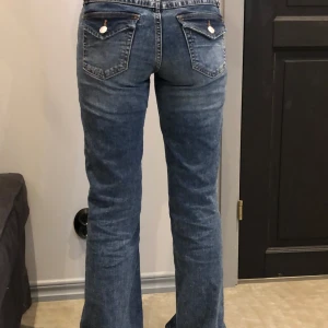 Blå bootcut jeans - Snygga blå bootcut lowrised jeans. Med fickor.