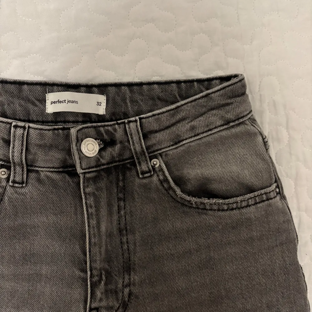 Priset går att diskuteras. Grå bootcut jeans från Gina Tricot. Inte använda så mycket. Inga hål, fläckar eller slitningar förutom väldigt väldigt lite längst ner (se sista bilden) köpta för 500 kr. Farkut & Housut.
