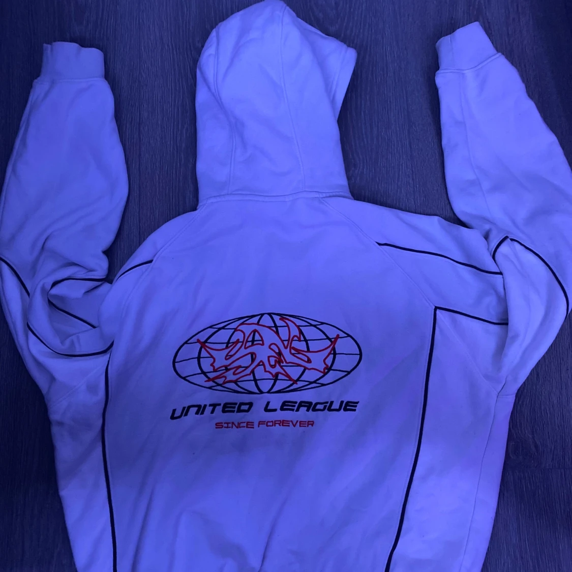 Vit hoodie från Weekday - 90