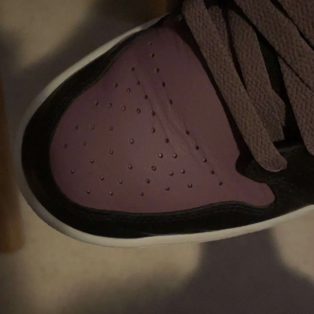 Snygga Nike Air sneakers i svart och lila med orange detaljer. Skorna har en klassisk design med snörning och en bekväm sula. Perfekta för dig som vill ha en stilren look med en färgklick. Inga skador och använda cirka 3 gånger. Pris kan diskuteras!. Kengät.