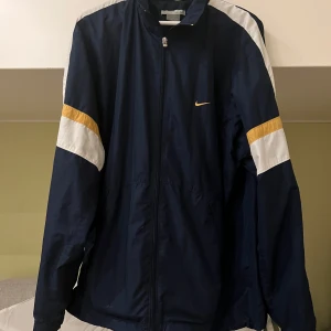 Vintage Nike windbreaker  - Vintage windbreaker from Nike. Storlek XL. Har några små fläckar som syns på sista bilden, inget man tänker på i helhet. Kan skicka fler bilder privat