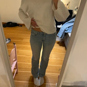 Ljusblå jeans - Snygga ljusblå jeans med en klassisk design. De har en rak passform och är perfekta för en avslappnad stil. Jeansen är midwaist och tillverkade i ett bekvämt denimtyg.