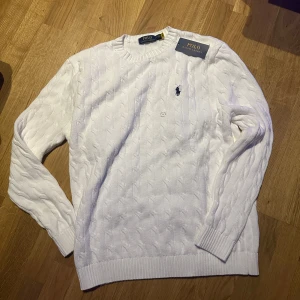 White knitted Ralph Lauren Sweater  - Riktig fin Ralph Lauren knitted sweater | Helt ny - skick 10/10 | Varm & mysig värmer perfekt för dessa kalla dagar | för mer frågor/bilder skicka en dm 👆🏻🤝🏼