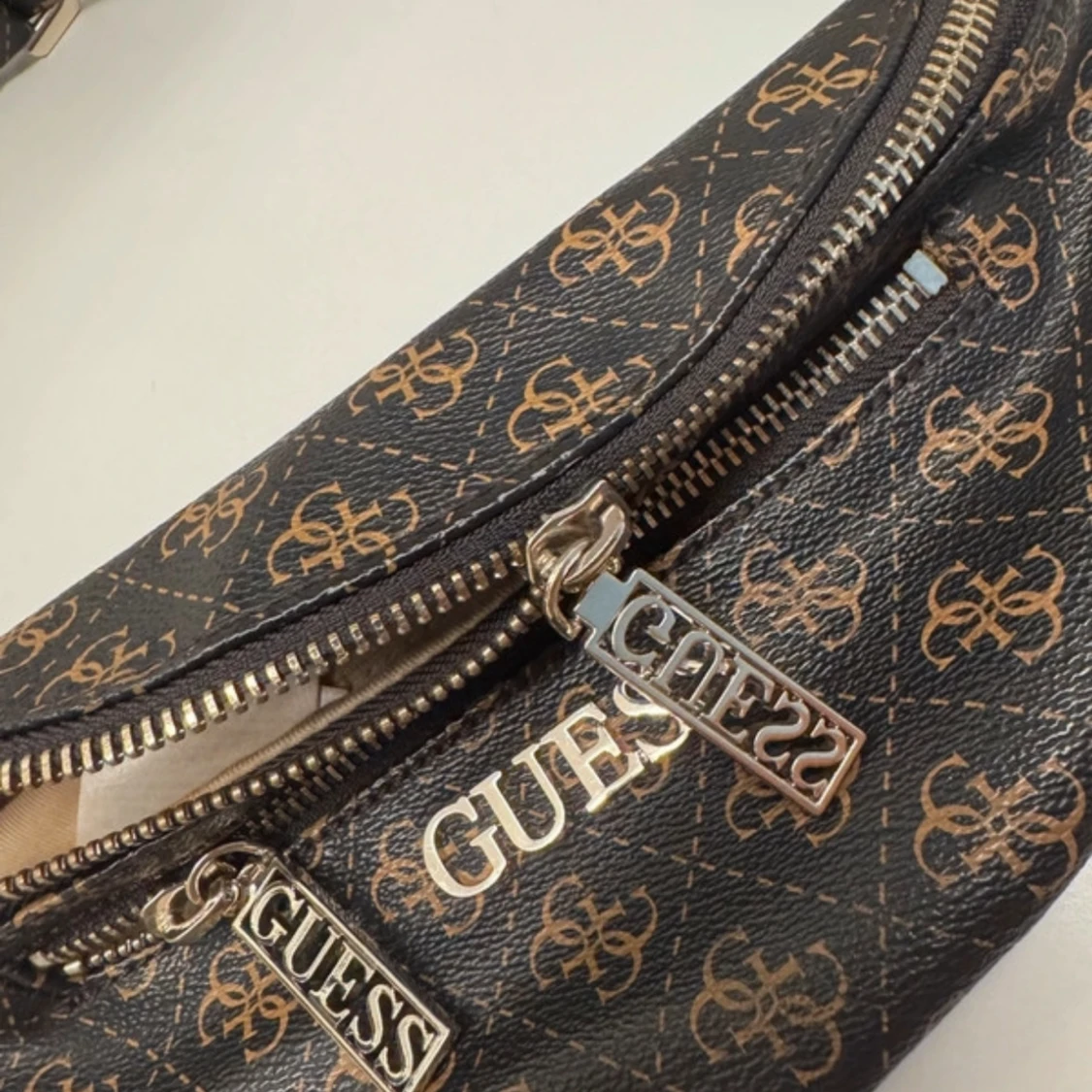  midjeväska från Guess - 90