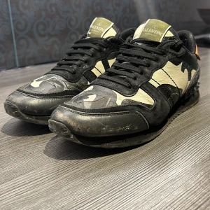 Valentino Rockrunner - Säljer mina Valentino rockrunner i använt men bra skick! Har inget kvitto eller box men dom är äkta. Har två hål vid hälen på insidan som inte syns utifrån och känns inte vid hälen. Kom privat vid  minsta lilla fundering. Priset kan diskuteras.