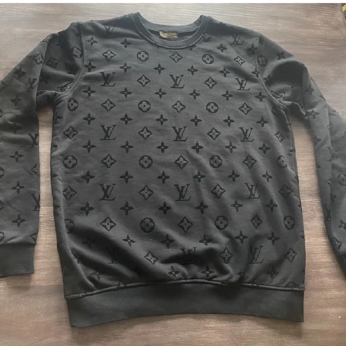 Svart tröja med monogrammönster från Louis Vuitton