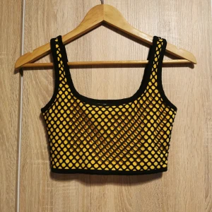 Gul och svart nätmönstrad topp från Collusion - Snygg gul och svart nätmönstrad topp från Collusion. Crop Top. Tight i storlek, skulle säga att den är mer som 32/34.