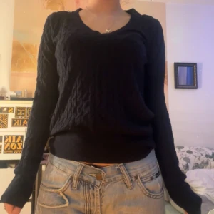 V- ringad tröja från Zara - Säljer en marinblå stickad tröja med v-ringning. Super skönt material❤️ Köpt på Zara. Säljs då den inte används. 