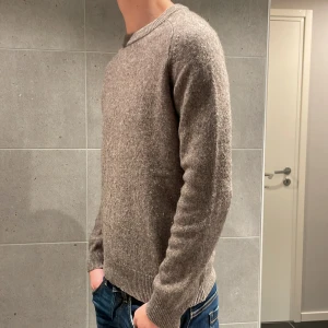 Stickad tröja  - Tja säljer nu denna riktigt sköna stickade tröjan i fint skick! Storlek M i grunden men krympt till en Xs/s ungefär. Riktig skön färg och otroligt skön tröja! Bara att fråga vid eventuella funderingar mvh