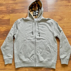 Burberry hoodie  - Tjabba! Säljer min gråa burberry hoodie då den aldrig används, skicket är i gott som nytt har endast använt den någon gång, just nu ligger den bara och gör ingen nytta🫠