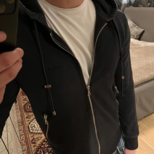Limitato hoodie  - Säljer min as fets limitato zip hoodie i bra skick. Nypris ligger mellan 4-5 tusen. Säljer för 699. Storlek S.