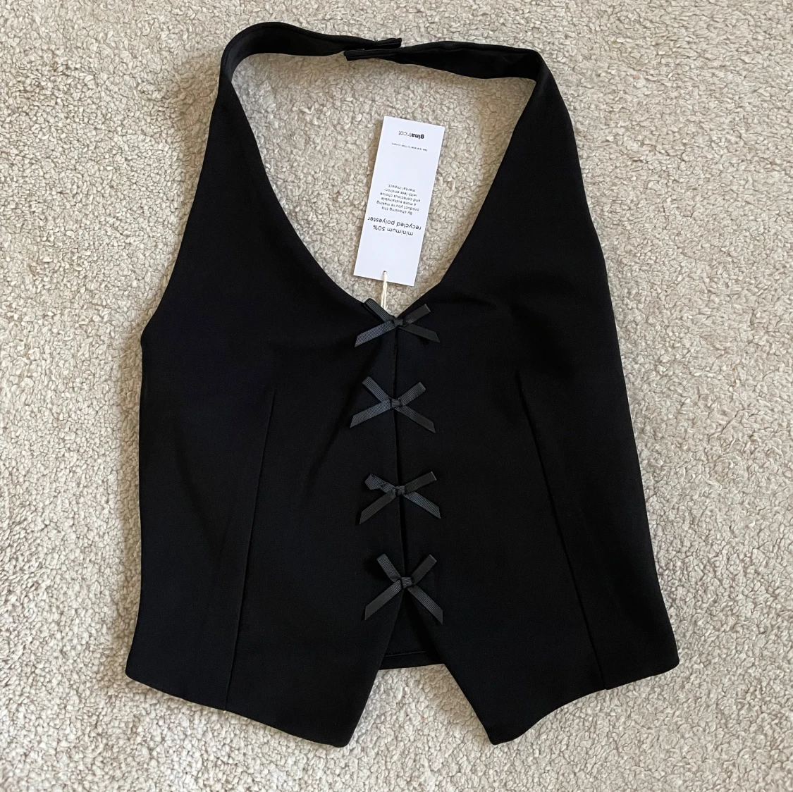 Svart väst med rosetter M oanvänd 