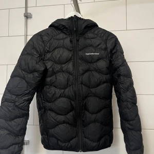 PeakPerformance Helium Jacka  - PeakPerformance Helium Down Hood Jacket, storlek S. I fint skick, men ett slitage finns (se bild). 1000kr, nypris 3000kr 😇😇 frakt tillkommer (ca50kr)