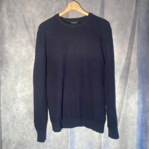 Mörkblå Tröja - Säljer en tröja i riktigt hög kvalitet från Bruun & Stengade. Snyggt mönster och go passform, passar mellan 170-180, vanlig M. 