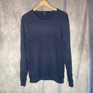 Tiger of Sweden Tröja  - Säljer en tunn tröja från Tiger of Sweden i riktig snyggt mönster. Perfekt att ha tillsammans med ett par mörkblå eller grå jeans. Passar grabbarna mellan 165-175 cm.🔥