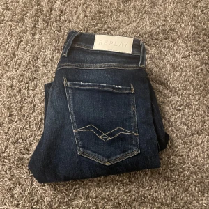 Replay anbass - Snygga mörkblå jeans från Replay, modell Anbass. De är i str 31 och har inga defekter.