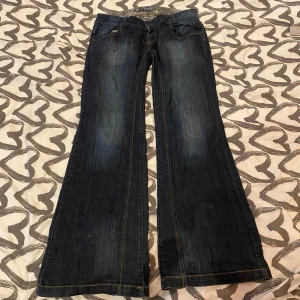 Fishbone bootcut 😇 - Jättesnygga lågmidjade bootcut jeans från fishbone som e baggy🔥🔥bra skick! 💥(storlek 31) 