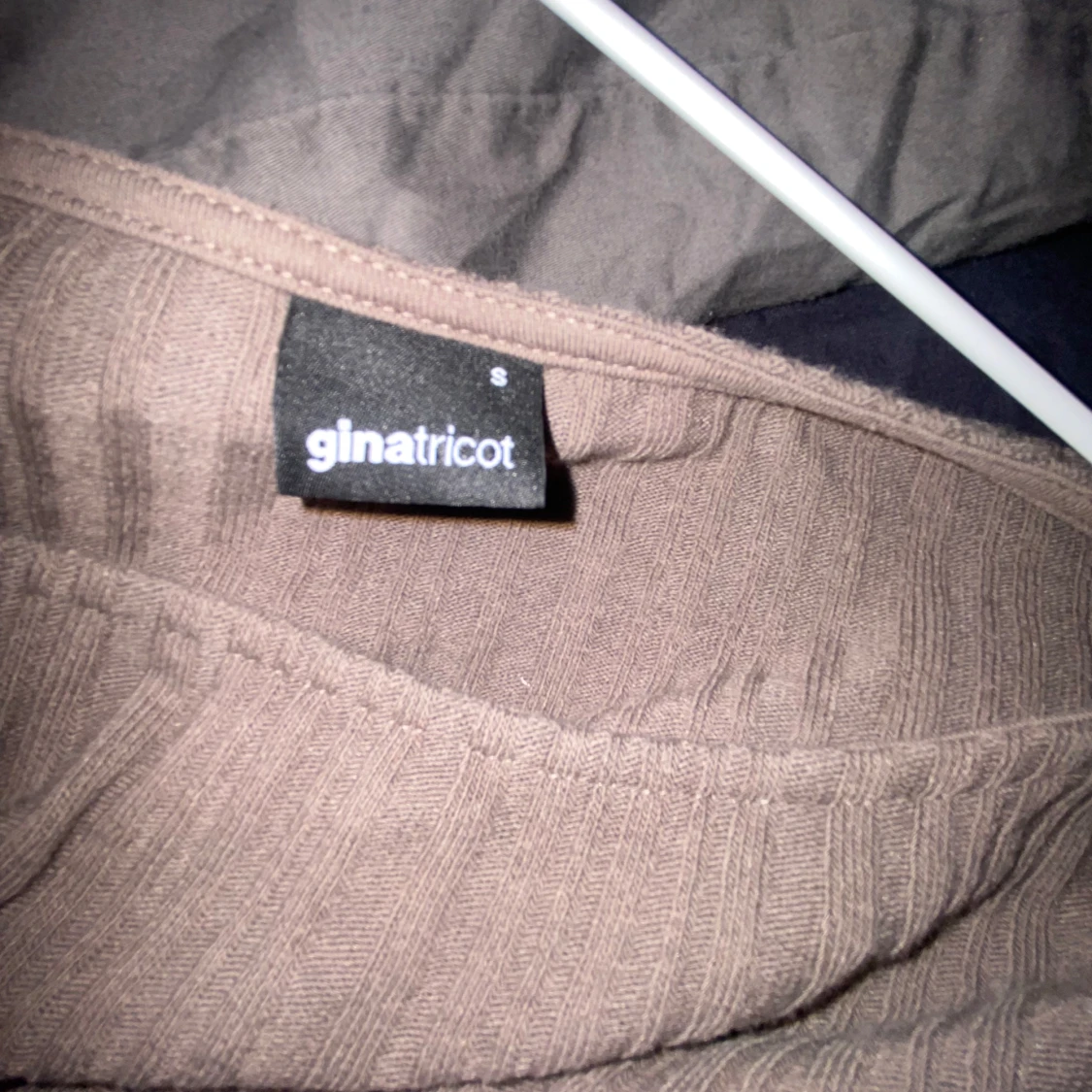 Brun ribbad topp från Gina Tricot - 91