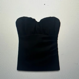 Svart tubtopp - Så snygg bandeutopp från Zara, aldrig använd! 