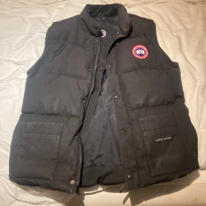 Canada Goose väst - Säljer en svart Canada Goose väst säljer den då jag har tröttnat på den å skaffat annan väst