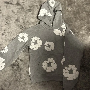 Denim Tears grå hoodie (med kvitto)  - HAR KVIOTTO. Säljer nu en denim tear hoodie. Köpt i butik vid släpp 2020. Storleken är S. färgen är grå. Kvitto finns 9/10 skick använd ett fåtal gånger då jag har bytt stil 