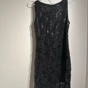 Svart glittrig klänning - Superfin svart paljettklänning som jag köpt på vinted men som tyvärr var för liten för mig. I väldigt bra skick! Mått: Midja - 36cm Höft - 39-40cm Framsida - 79cm 