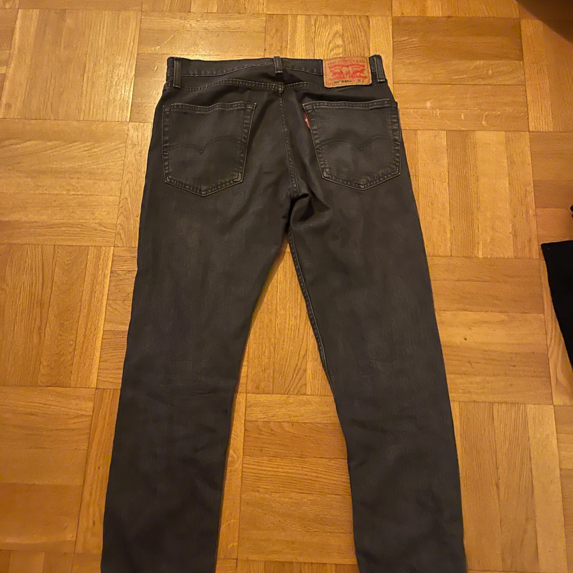Grå Levis jeans