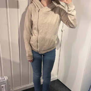 Beige kofta med dragkedja - Säljer en mysig beige hoodie med dragkedja och huva. Insidan och huvan har ett fluffigt material
