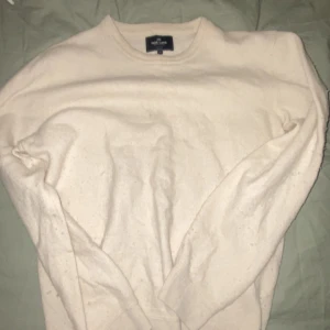 Vit tröja från Nautica - Säljer en stilren vit tröja från Nautica. Tröjan har en klassisk design med rund hals och långa ärmar. Perfekt för en avslappnad och bekväm stil. Passar bra till både jeans och chinos.