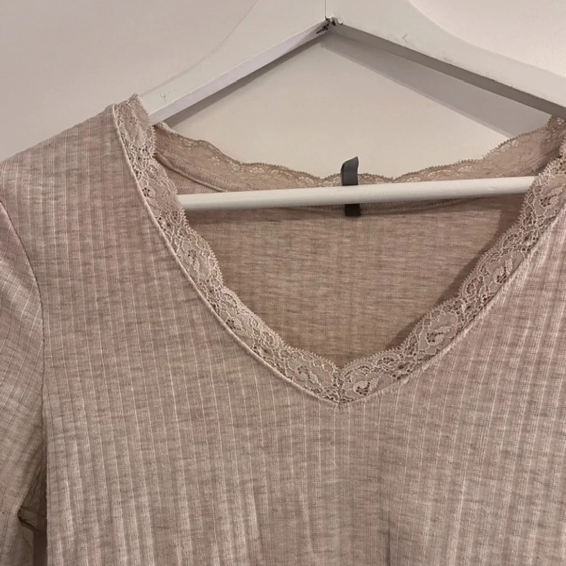 Beige ribbad långärmad topp  - 1