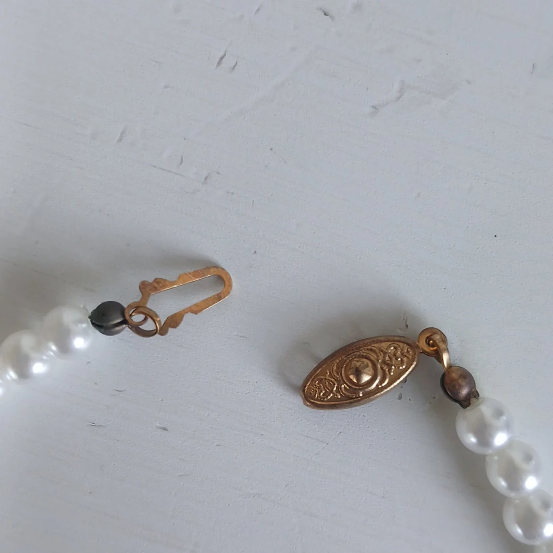 Vitt pärlhalsband med gulddetaljer - 3