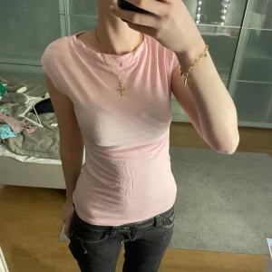 Rosa ärmlös topp - Säljer en söt rosa ärmlös topp i mjukt material. Den är nästan aldrig använd så den är i topp skick. 