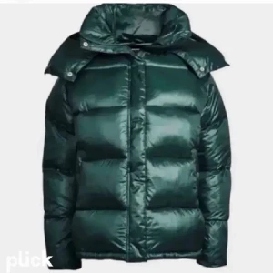 Grön pufferjacka från BikBok - Snygg grön pufferjacka från BikBok i storlek XS. Jackan har en hög krage och knäppning med dragkedja. Perfekt för kyliga dagar.💘💘