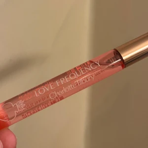 Love Frequency parfym från Charlotte Tilbury - Travel size parfym ifrån charlotte tilbury i lukten Love Frequency 