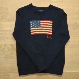 Ralph Lauren flag crewneck - Säljer denna otroligt snygga Polo Ralph Lauren flag crewnecken i storleken XS. Den är i väldigt bra skick och priset kan diskuteras. 