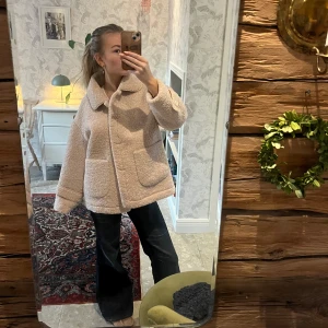 Beige teddykappa  - Säljer en såå fin kappa/jacka i mysigt teddytyg modellen är lite oversized. Perfekt för till vår och höst då den är rätt så varm💕 jätte fint skick skriv för fler bilder eller frågor!!