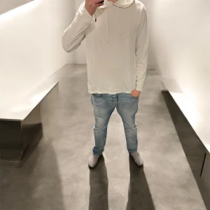 Vit hoodie från Ralph Lauren - Skit snygg och stilren Ralph Lauren tröja i Storlek L. Tröjan är i jätte bra skick och även fast den är vit har den inga fläckar eller likande, tyvärr har den ett minimalt litet hål längst ner vid framsidan på kanske 0,3 mm i diameter men verkligen inget som syns när man har den på sig. Tveka inte att höra av er om ni har några frågor eller funderingar! Kolla gärna in mina andra annonser och man får det såklart billigare om man köper flera plagg samtidigt🤩