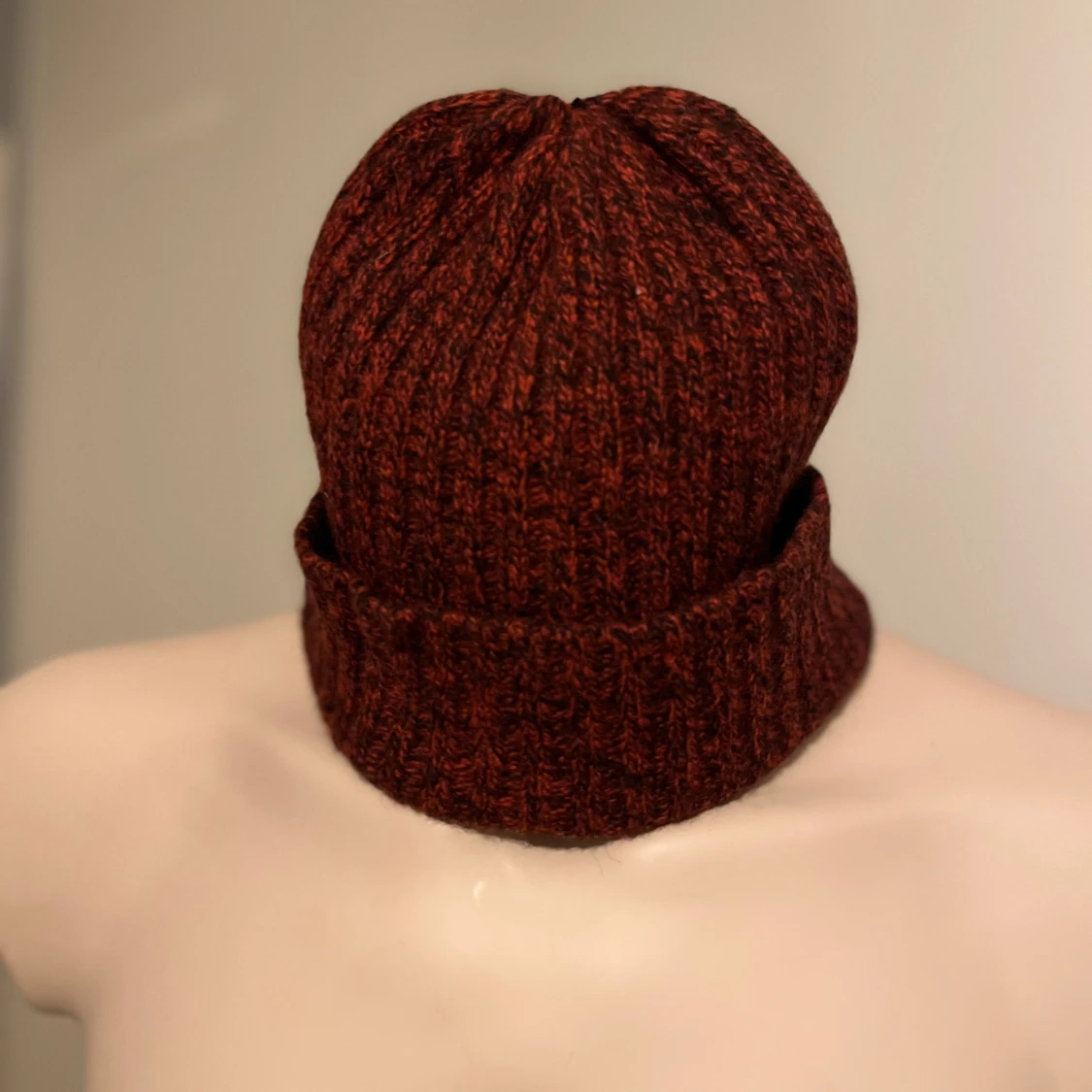 Vinröd stickad mössa från Lyle & Scott - 90